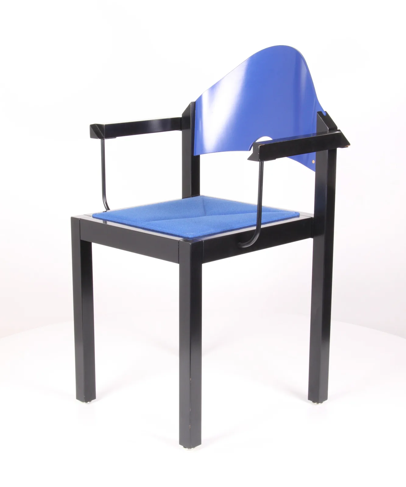 Formholz-Armlehnstuhl mit blauer Schale Ansicht 2