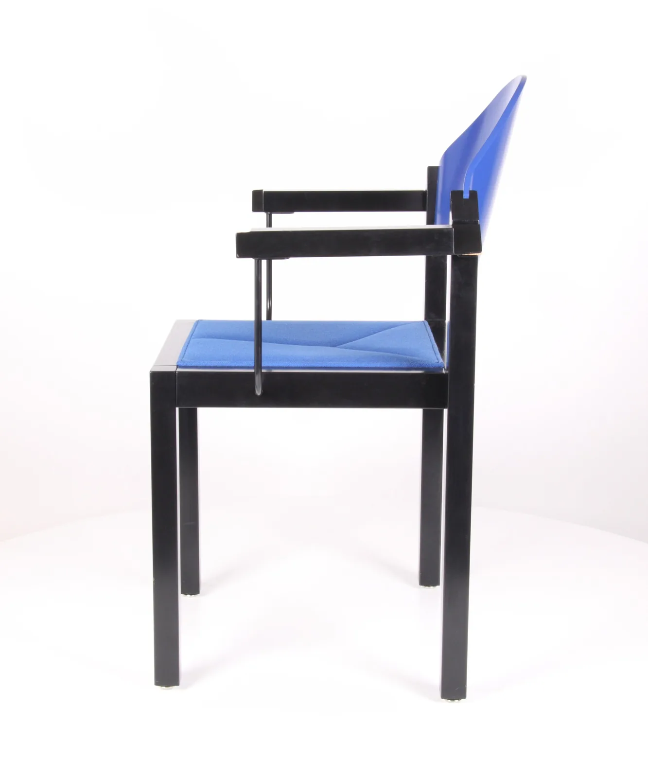 Formholz-Armlehnstuhl mit blauer Schale Ansicht 3