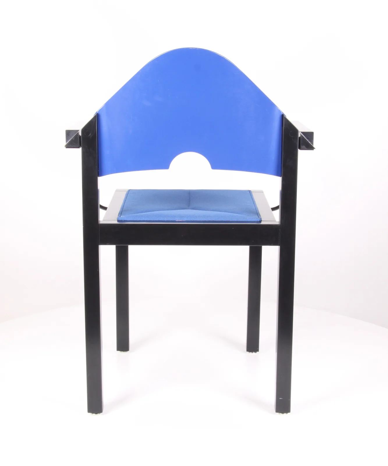 Formholz-Armlehnstuhl mit blauer Schale Ansicht 4
