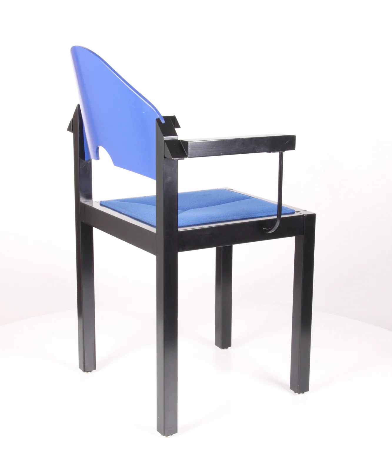 Formholz-Armlehnstuhl mit blauer Schale Ansicht 5