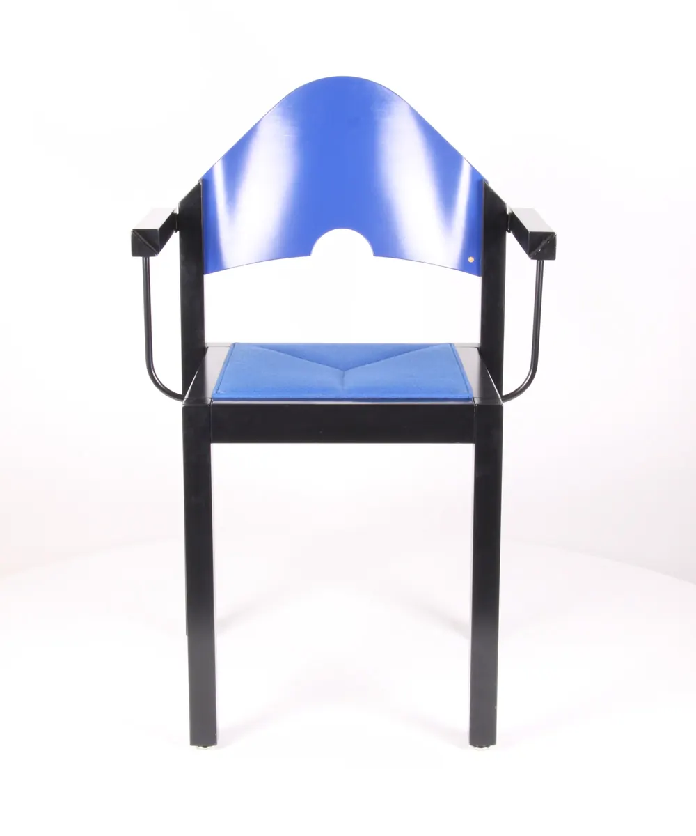 Formholz-Armlehnstuhl mit blauer Schale Rundumansicht