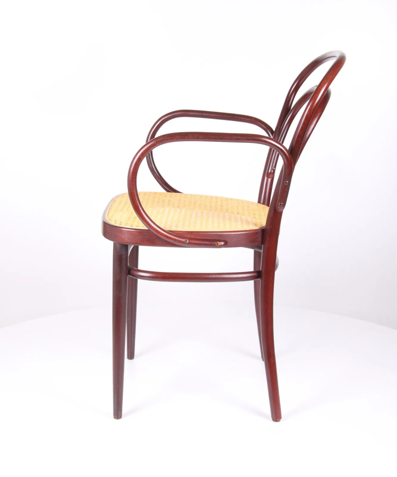 Thonet 214 Bugholz-Armlehnstuhl Ansicht 3