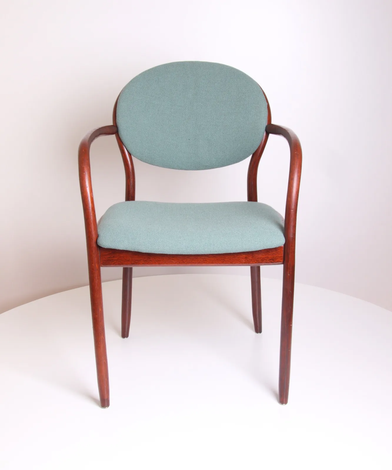 Thonet Bugholz-Armlehnstuhl mit ovalem Rückenpolster