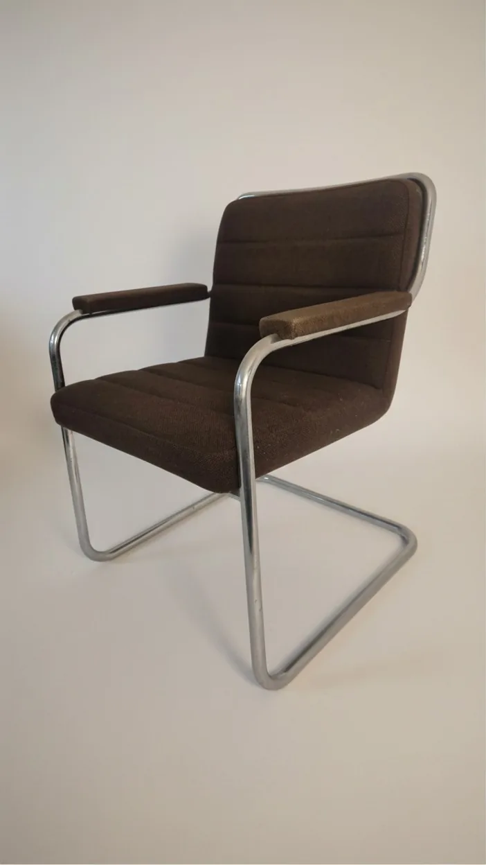 Thonet S 46 F Freischwinger-Armlehnstuhl mit braunem Bezug Ansicht 2