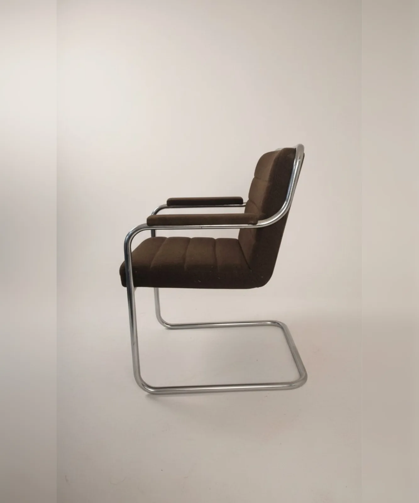 Thonet S 46 F Freischwinger-Armlehnstuhl mit braunem Bezug Ansicht 3