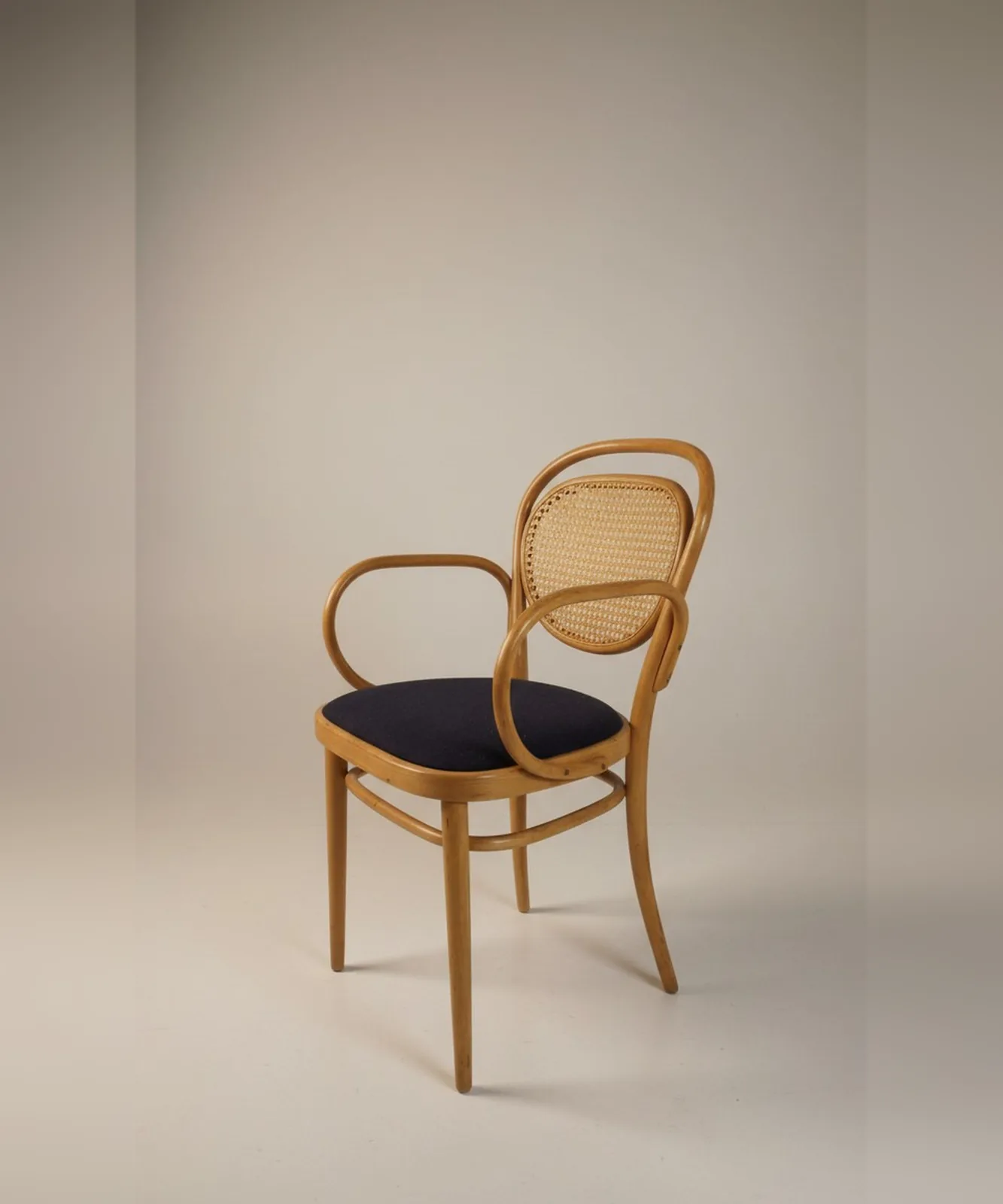 Thonet 215 F Bugholz-Armlehnstuhl mit Geflecht und Polster Ansicht 2