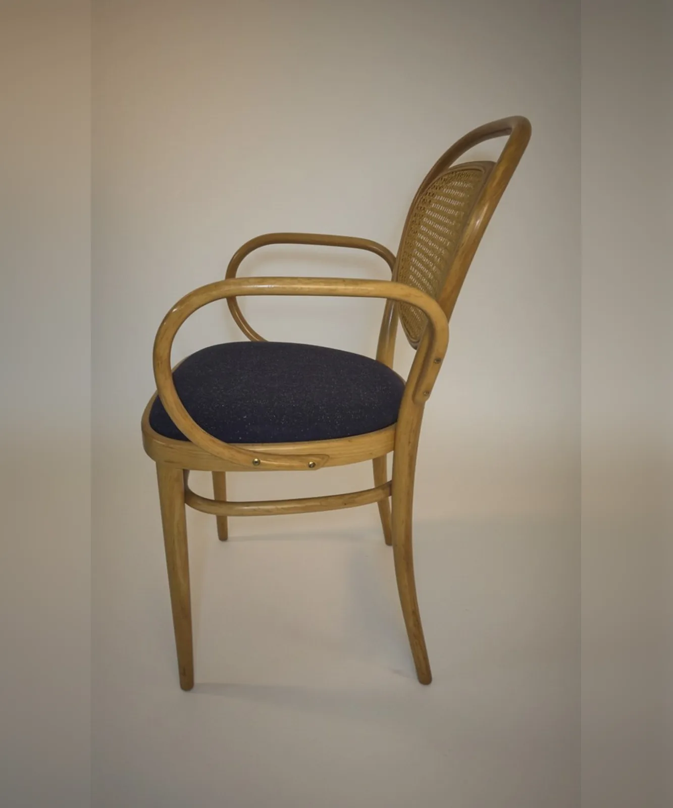 Thonet 215 F Bugholz-Armlehnstuhl mit Geflecht und Polster Ansicht 3