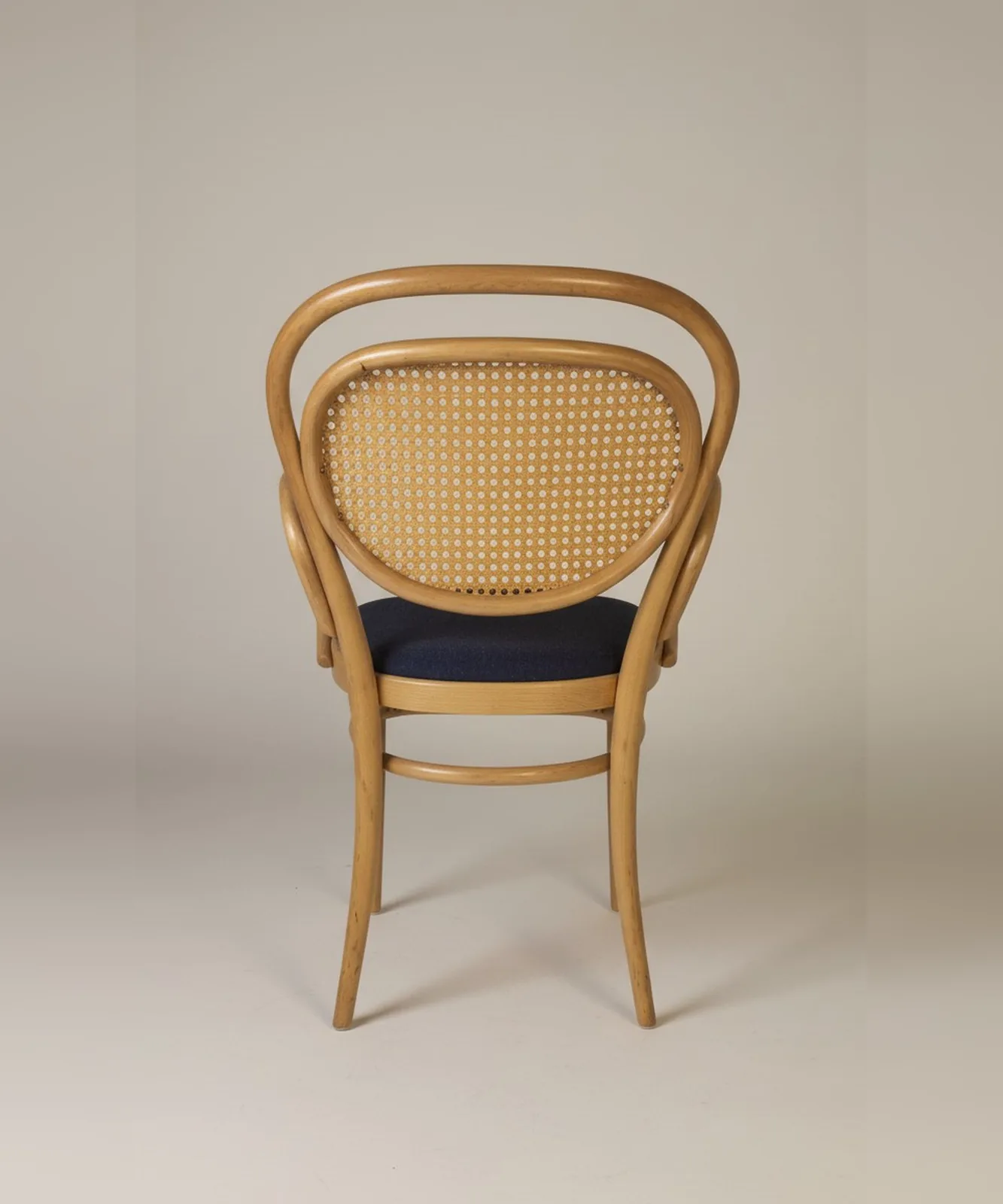 Thonet 215 F Bugholz-Armlehnstuhl mit Geflecht und Polster Ansicht 4
