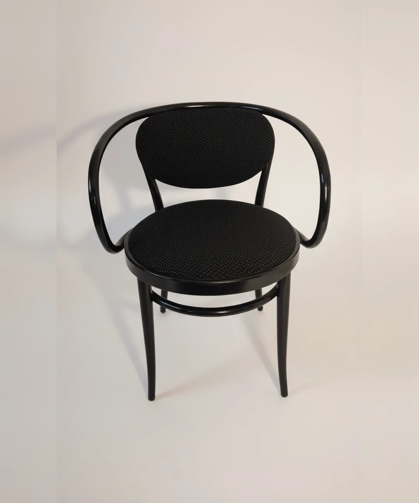 Thonet Modell 86 Bugholz-Armlehnstuhl, schwarz Ansicht 1