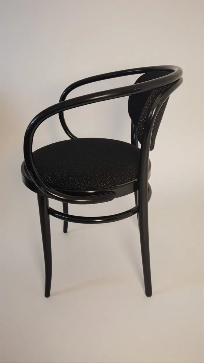 Thonet Modell 86 Bugholz-Armlehnstuhl, schwarz Ansicht 3