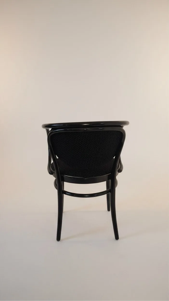 Thonet Modell 86 Bugholz-Armlehnstuhl, schwarz Ansicht 4