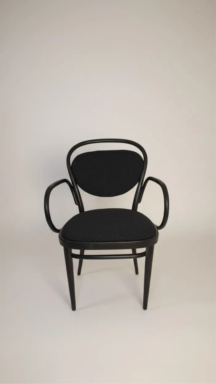 Thonet 215 PF Bugholz-Armlehnstuhl mit schwarzem Polster Ansicht 1