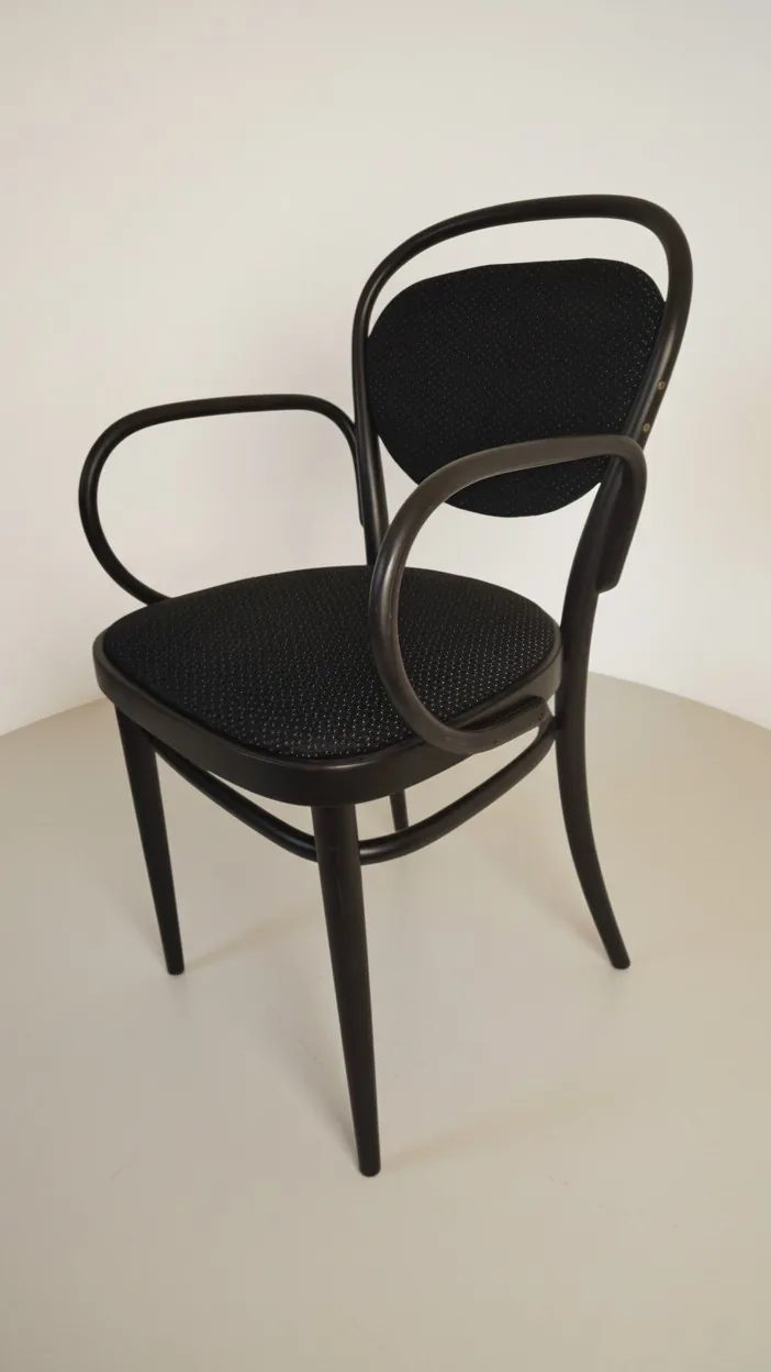 Thonet 215 PF Bugholz-Armlehnstuhl mit schwarzem Polster Ansicht 2