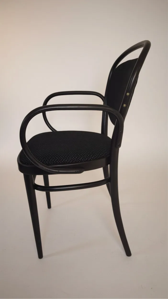 Thonet 215 PF Bugholz-Armlehnstuhl mit schwarzem Polster Ansicht 3