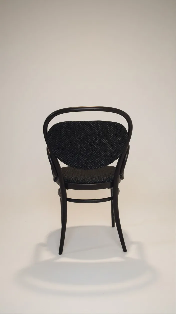 Thonet 215 PF Bugholz-Armlehnstuhl mit schwarzem Polster Ansicht 4