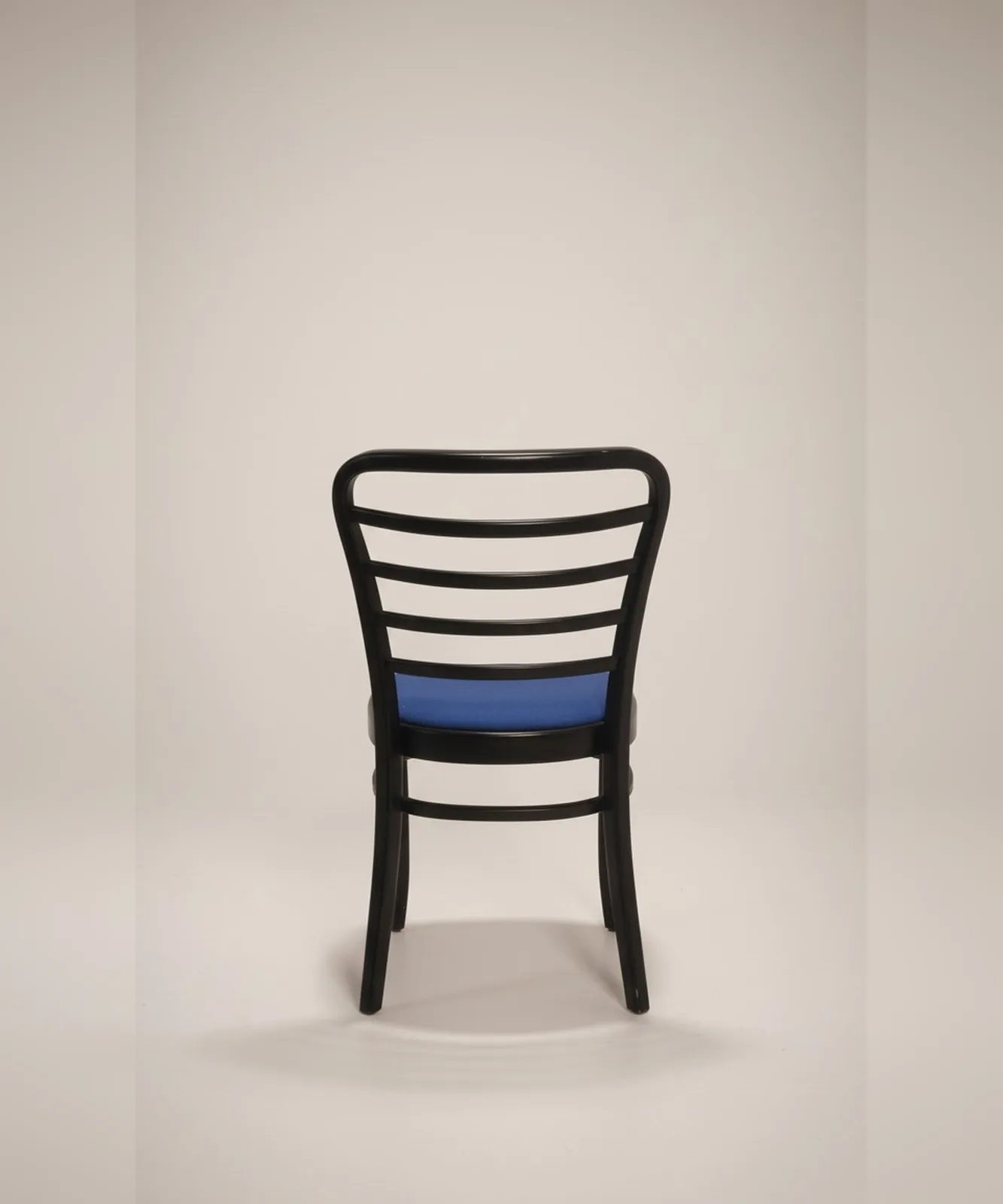 Thonet A 283 Bistrostuhl mit Leiterlehne und blauem Polster Ansicht 3