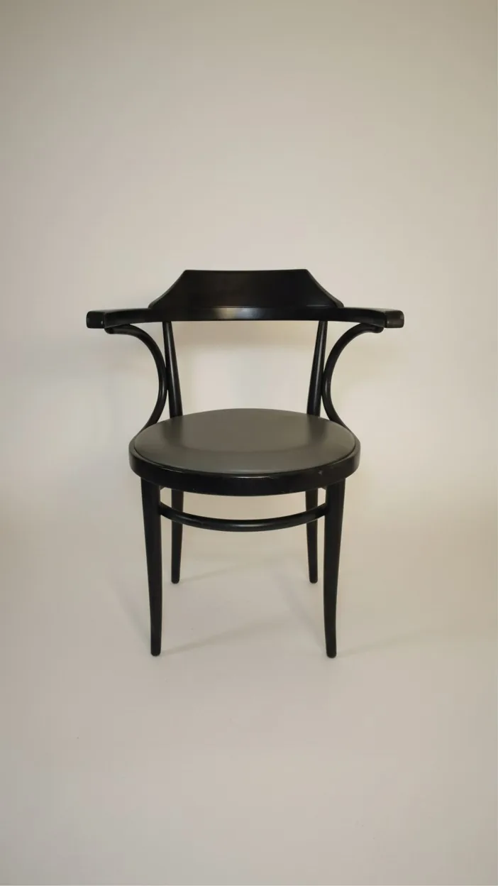 Thonet Armlehnstuhl mit grauem Ledersitz Ansicht 1