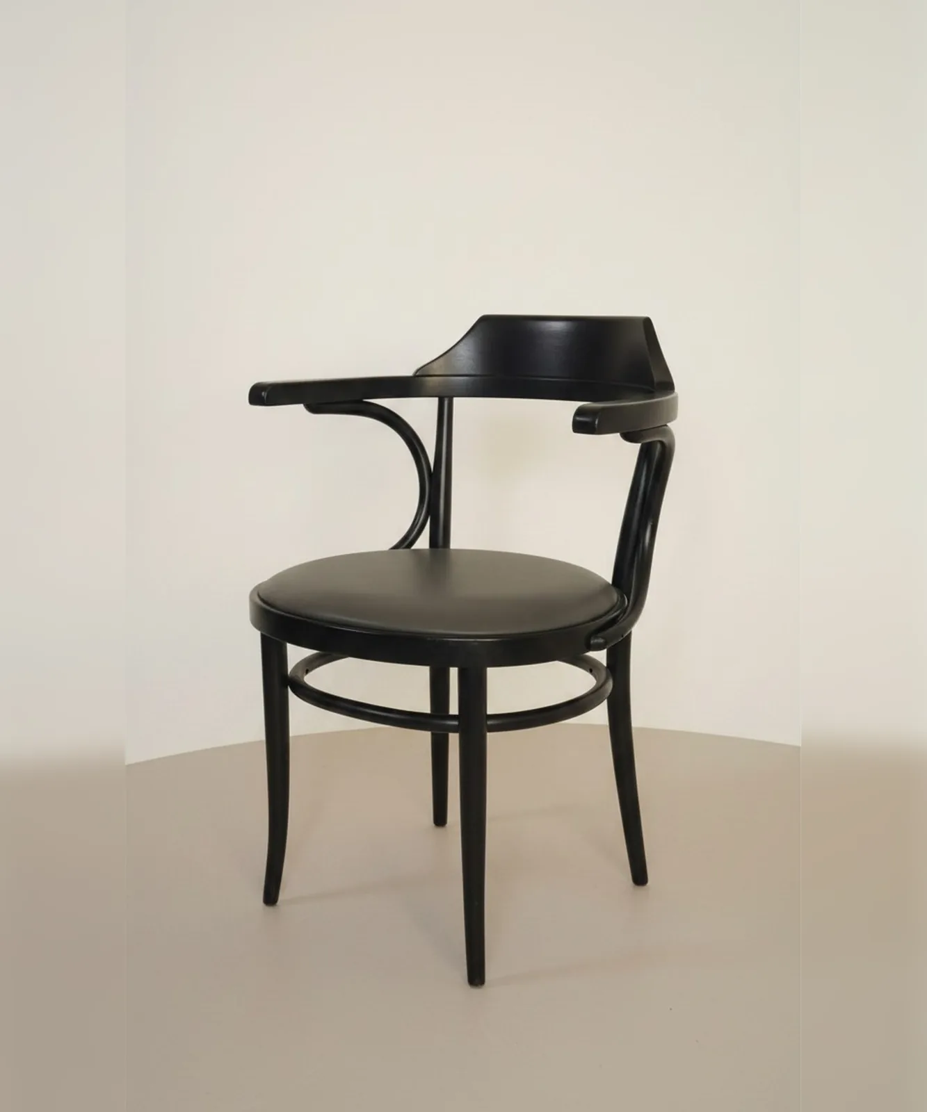 Thonet Armlehnstuhl mit grauem Ledersitz Ansicht 2