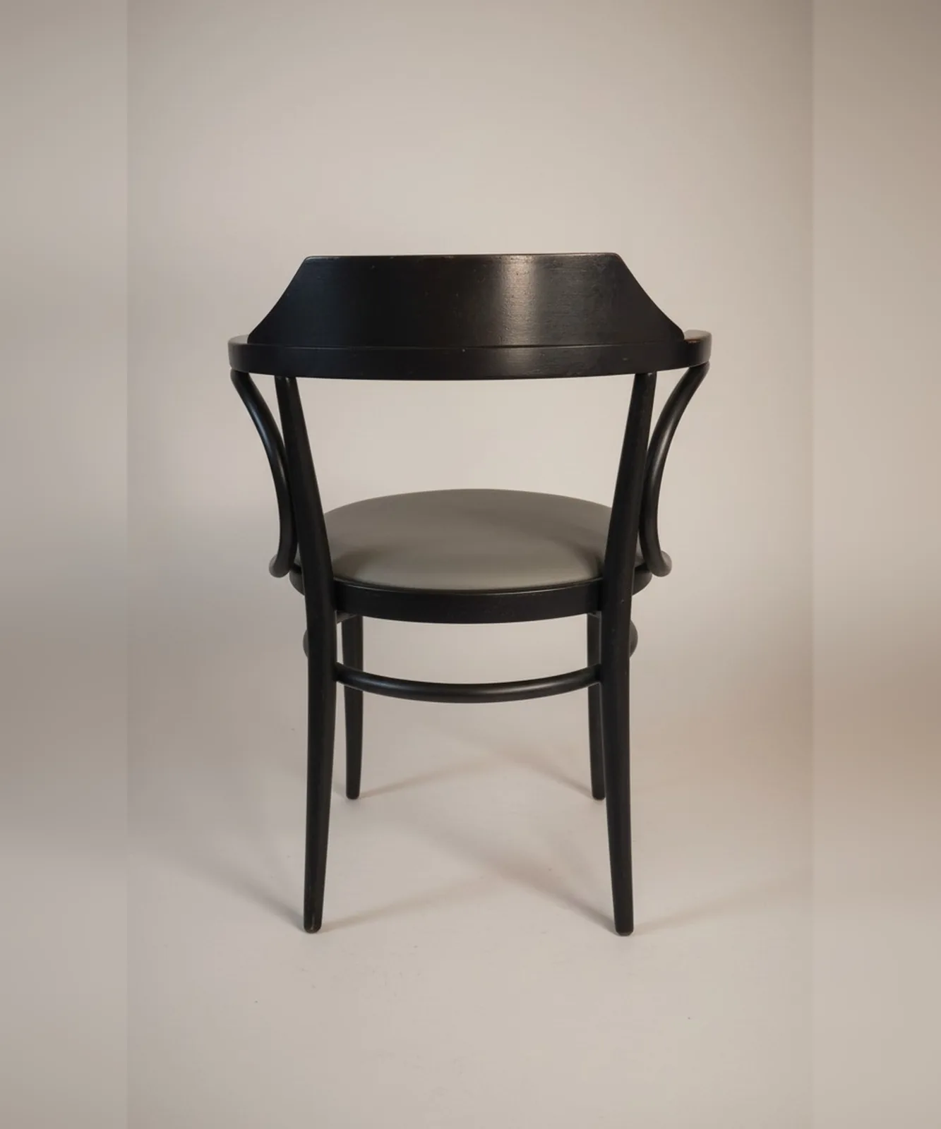 Thonet Armlehnstuhl mit grauem Ledersitz Ansicht 3
