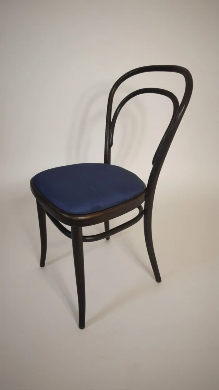 Thonet 215 P Bugholzstuhl mit blauem Polster Ansicht 2