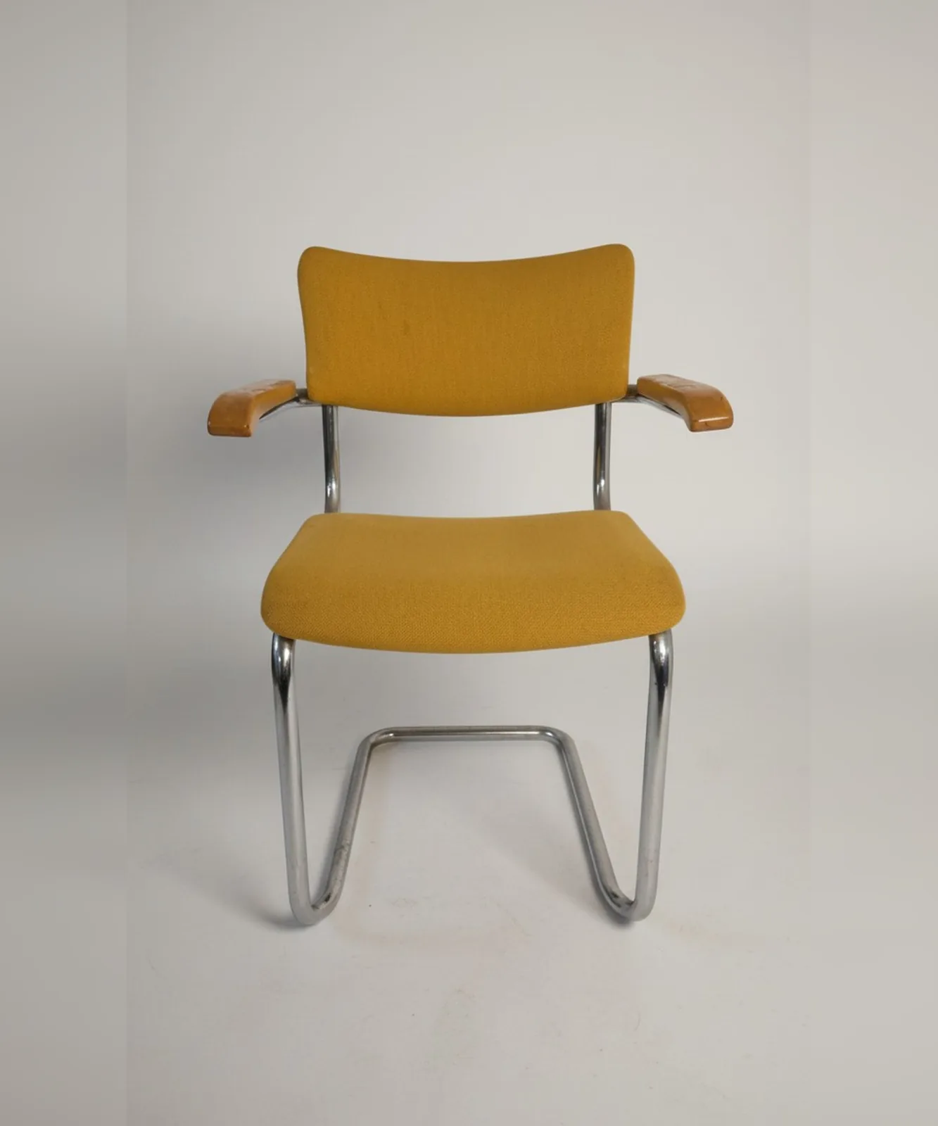 Thonet S 43 F Freischwinger-Armlehnstuhl, gelb Ansicht 1