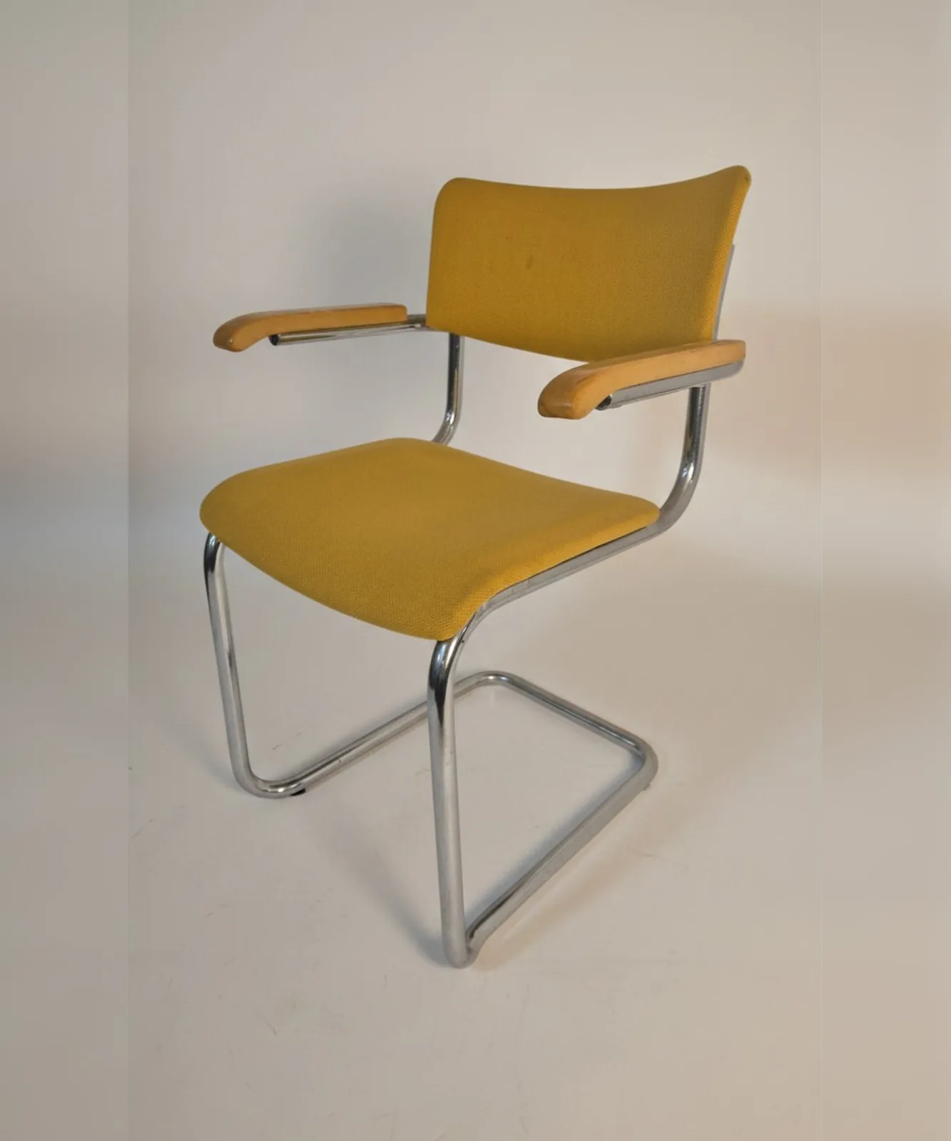 Thonet S 43 F Freischwinger-Armlehnstuhl, gelb Ansicht 2