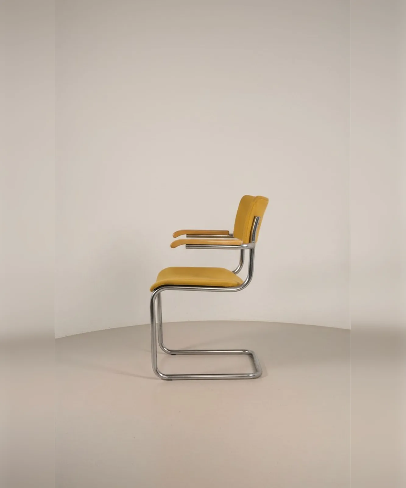 Thonet S 43 F Freischwinger-Armlehnstuhl, gelb Ansicht 3