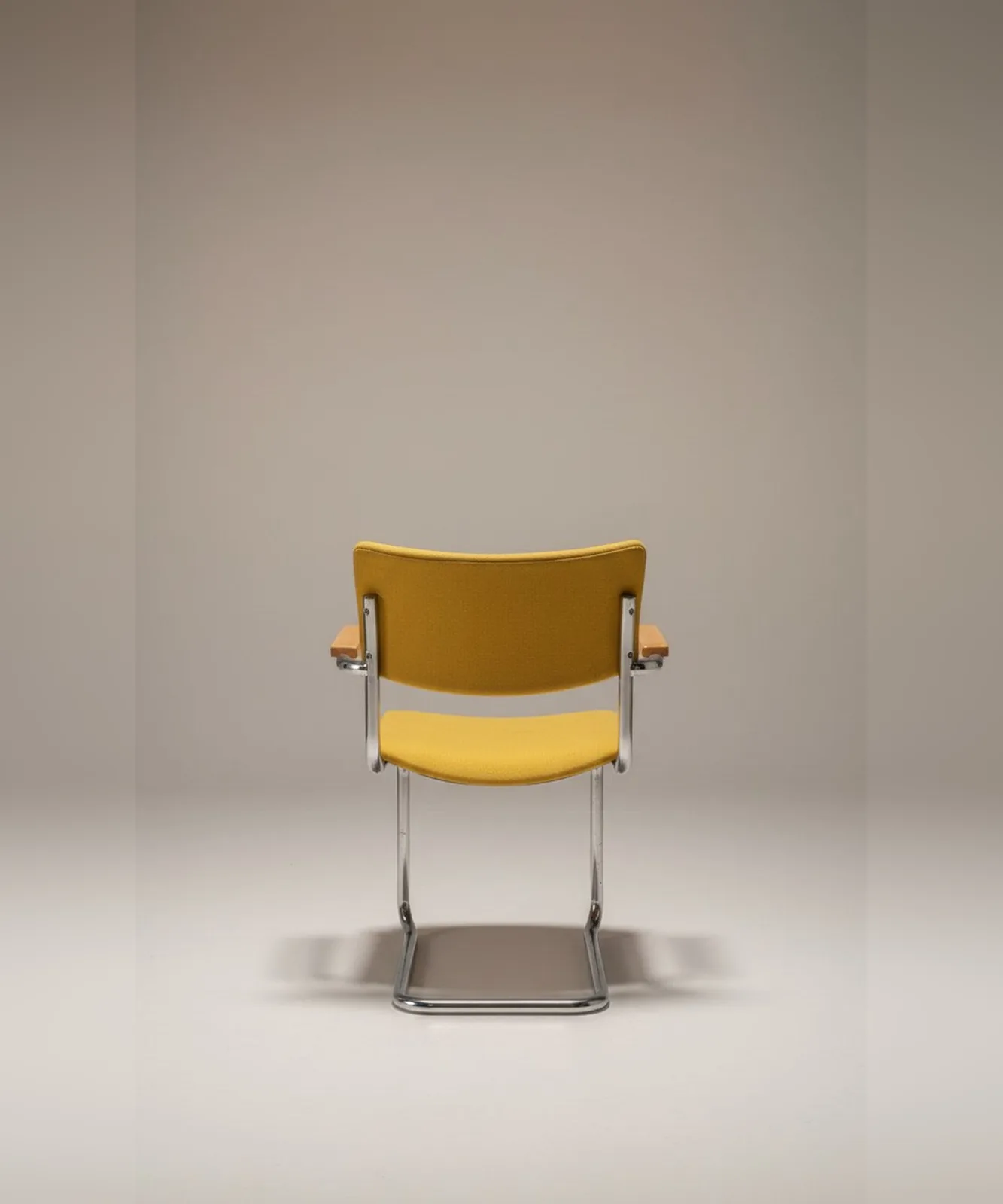 Thonet S 43 F Freischwinger-Armlehnstuhl, gelb Ansicht 4