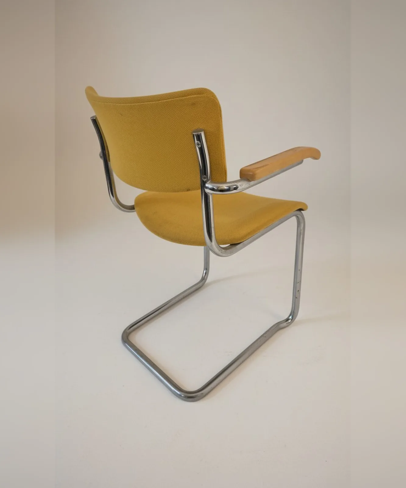 Thonet S 43 F Freischwinger-Armlehnstuhl, gelb Ansicht 5