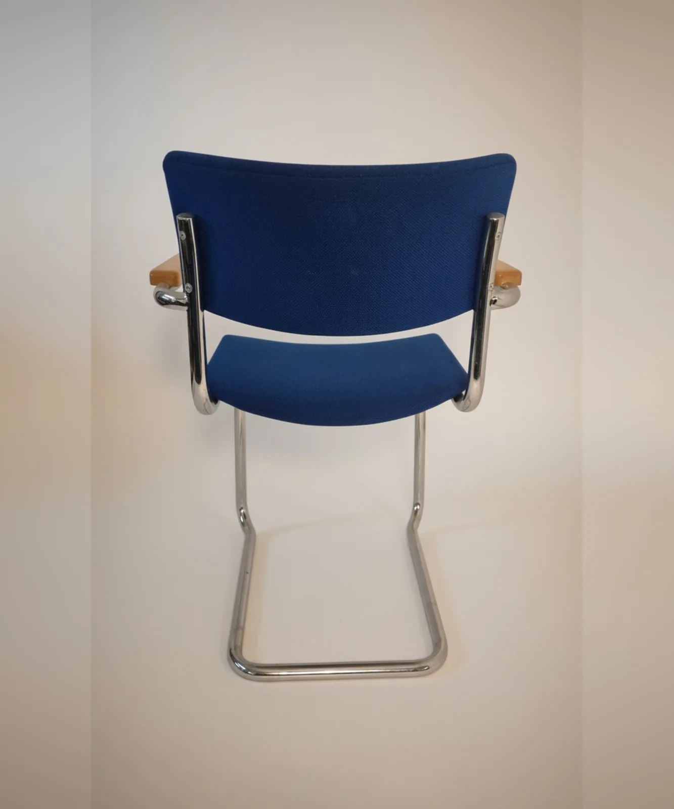 Thonet S 43 F Freischwinger-Armlehnstuhl, blau Ansicht 5