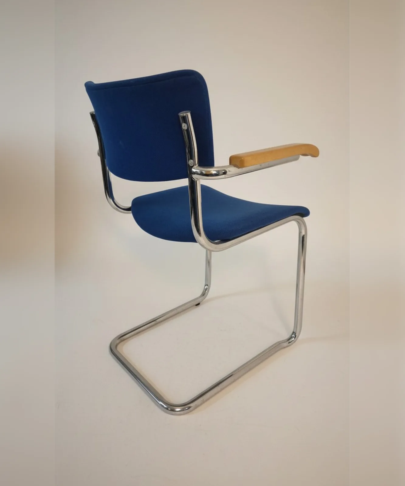 Thonet S 43 F Freischwinger-Armlehnstuhl, blau Ansicht 6