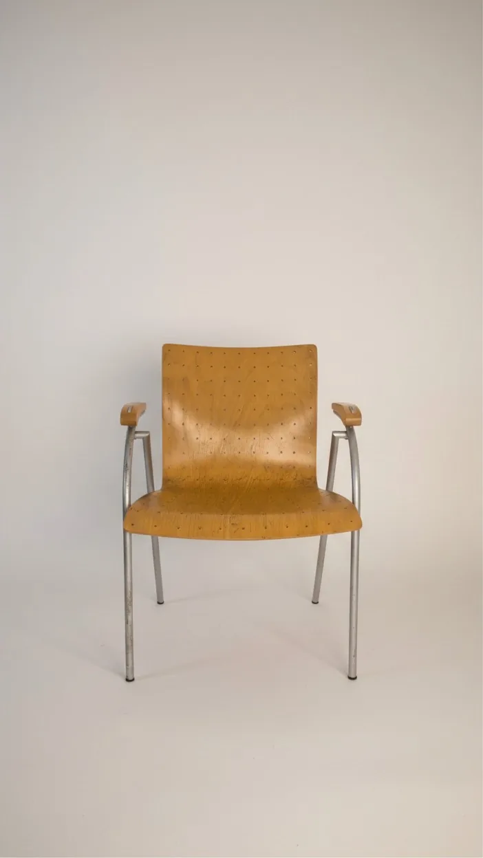 Thonet S 320 Armlehnstuhl mit perforiertem Formholz Ansicht 1