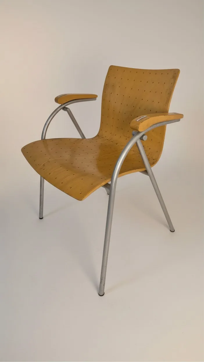 Thonet S 320 Armlehnstuhl mit perforiertem Formholz Ansicht 2