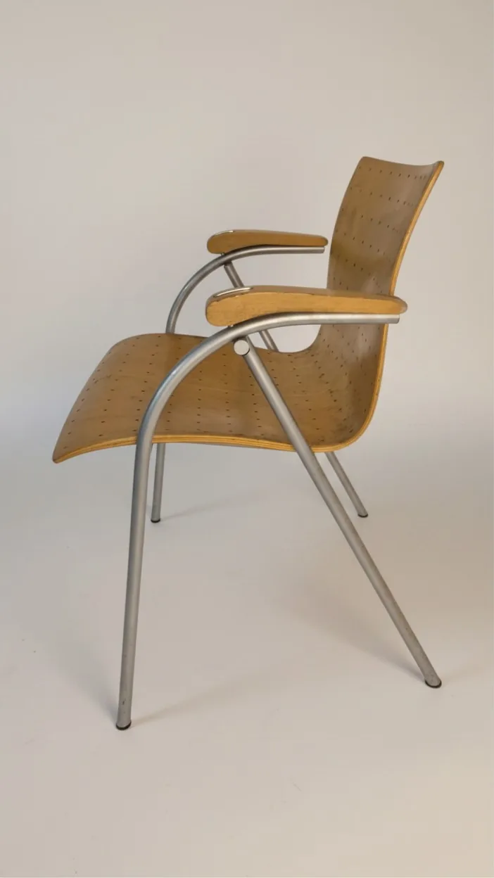 Thonet S 320 Armlehnstuhl mit perforiertem Formholz Ansicht 3