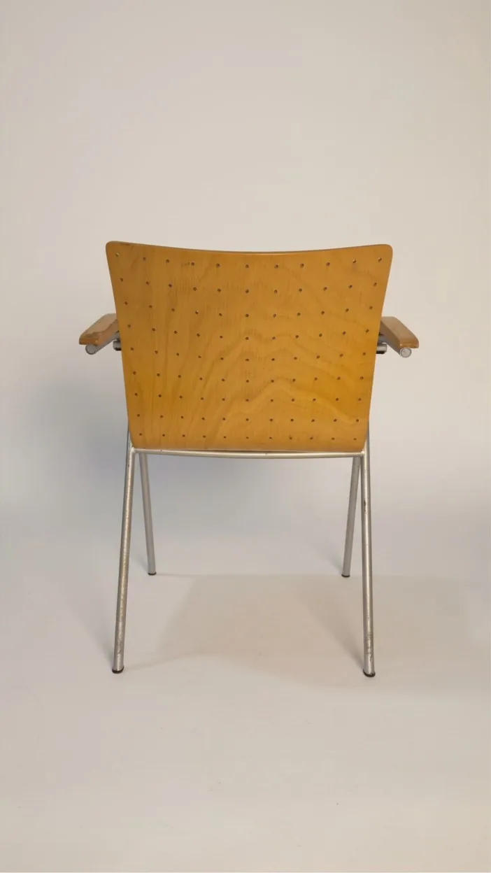 Thonet S 320 Armlehnstuhl mit perforiertem Formholz Ansicht 4