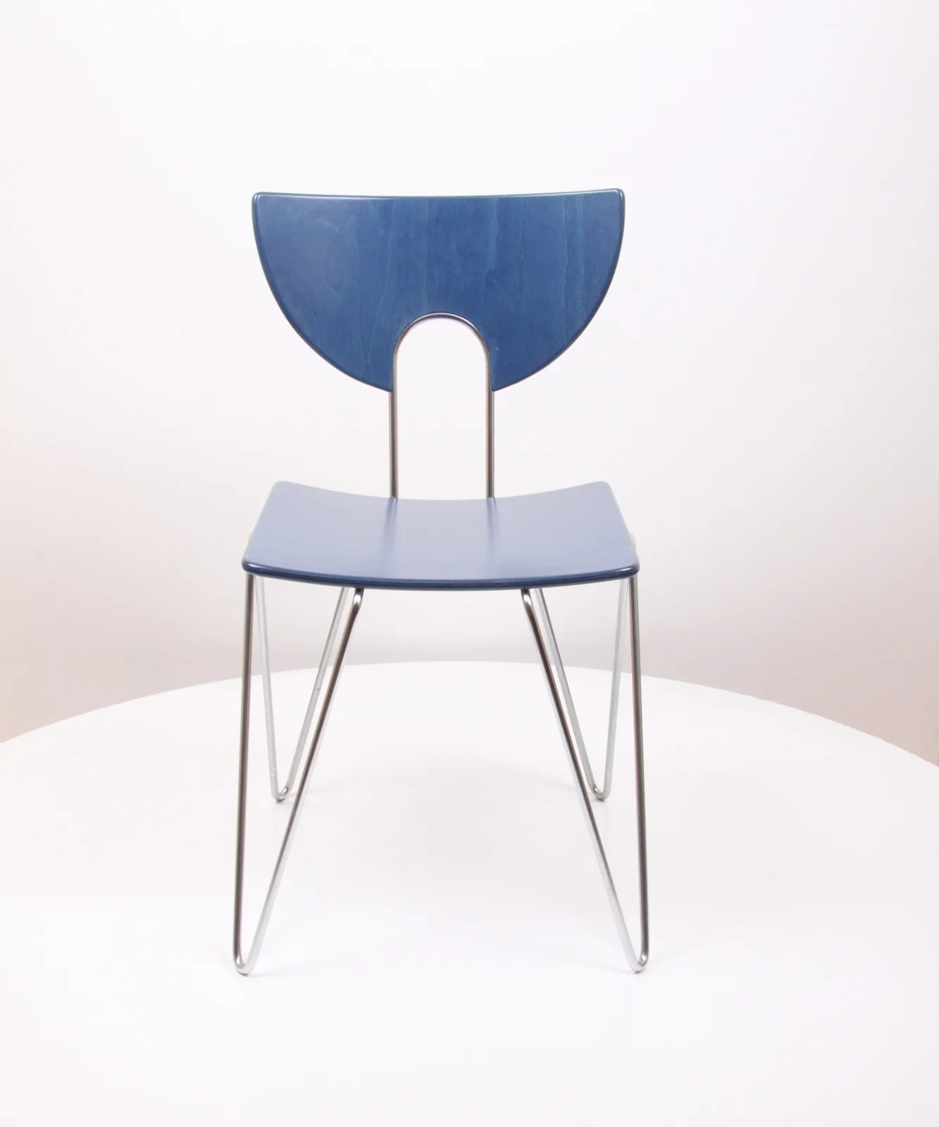 Blauer Schalenstuhl mit Drahtgestell Ansicht 1