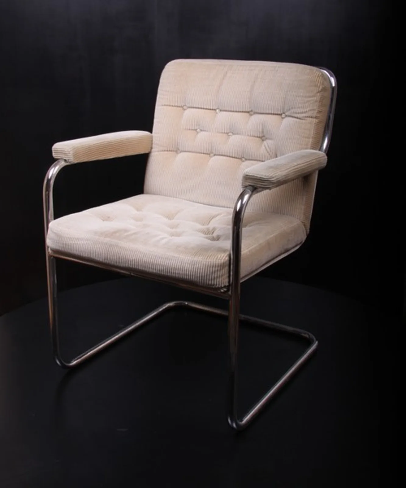 Thonet Freischwinger-Sessel mit beigem Polster Ansicht 1