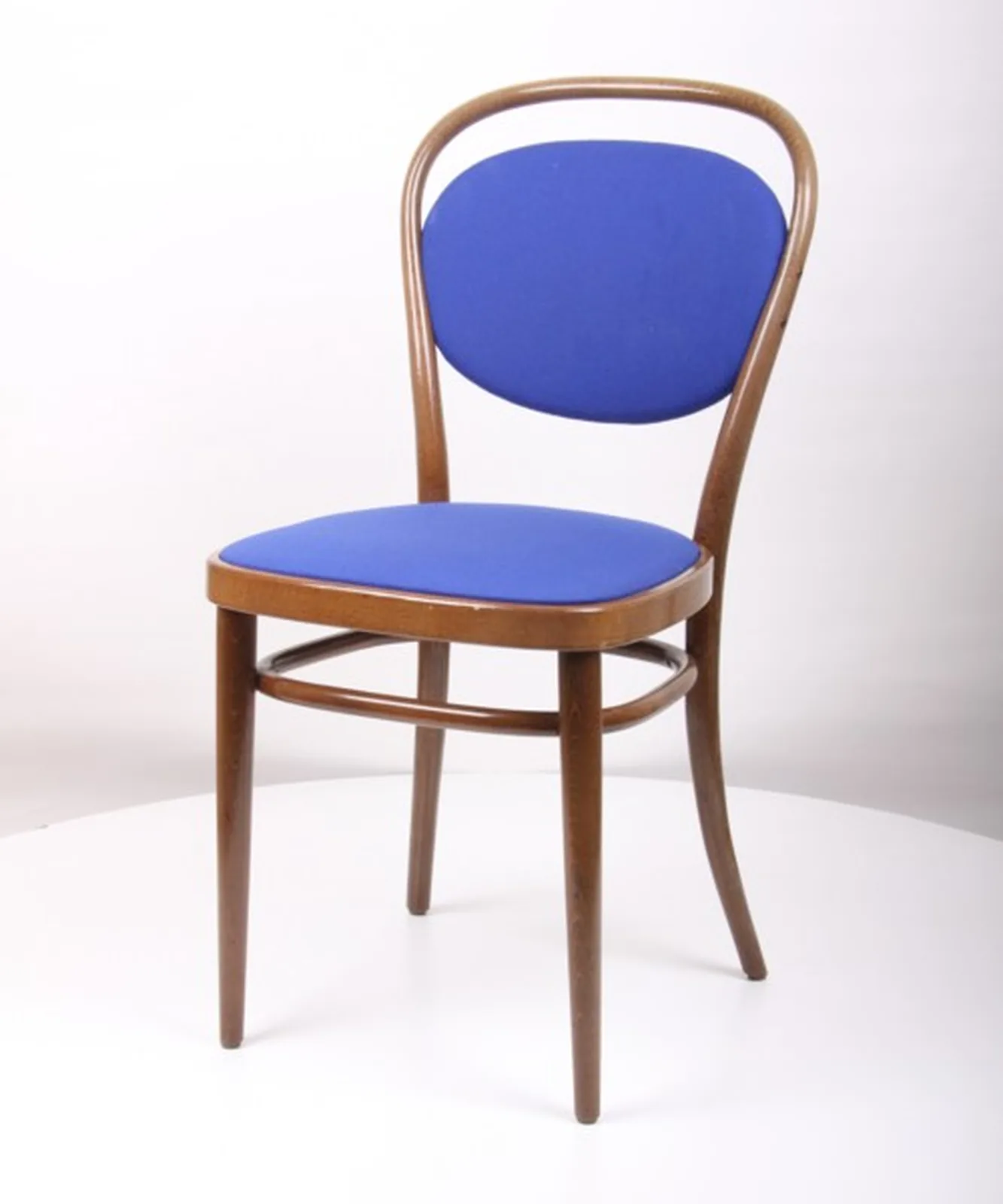 Thonet Bugholzstuhl mit blauem Polster Ansicht 1