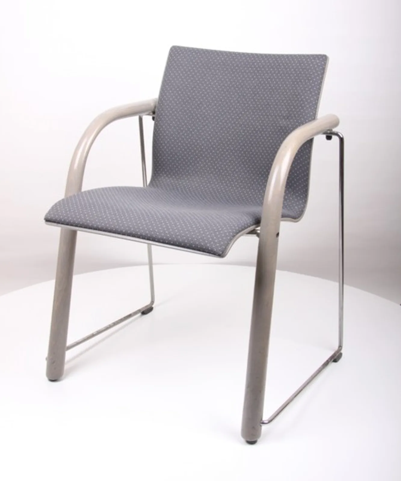 Thonet Freischwinger-Armlehnstuhl mit grauem Polster Ansicht 1