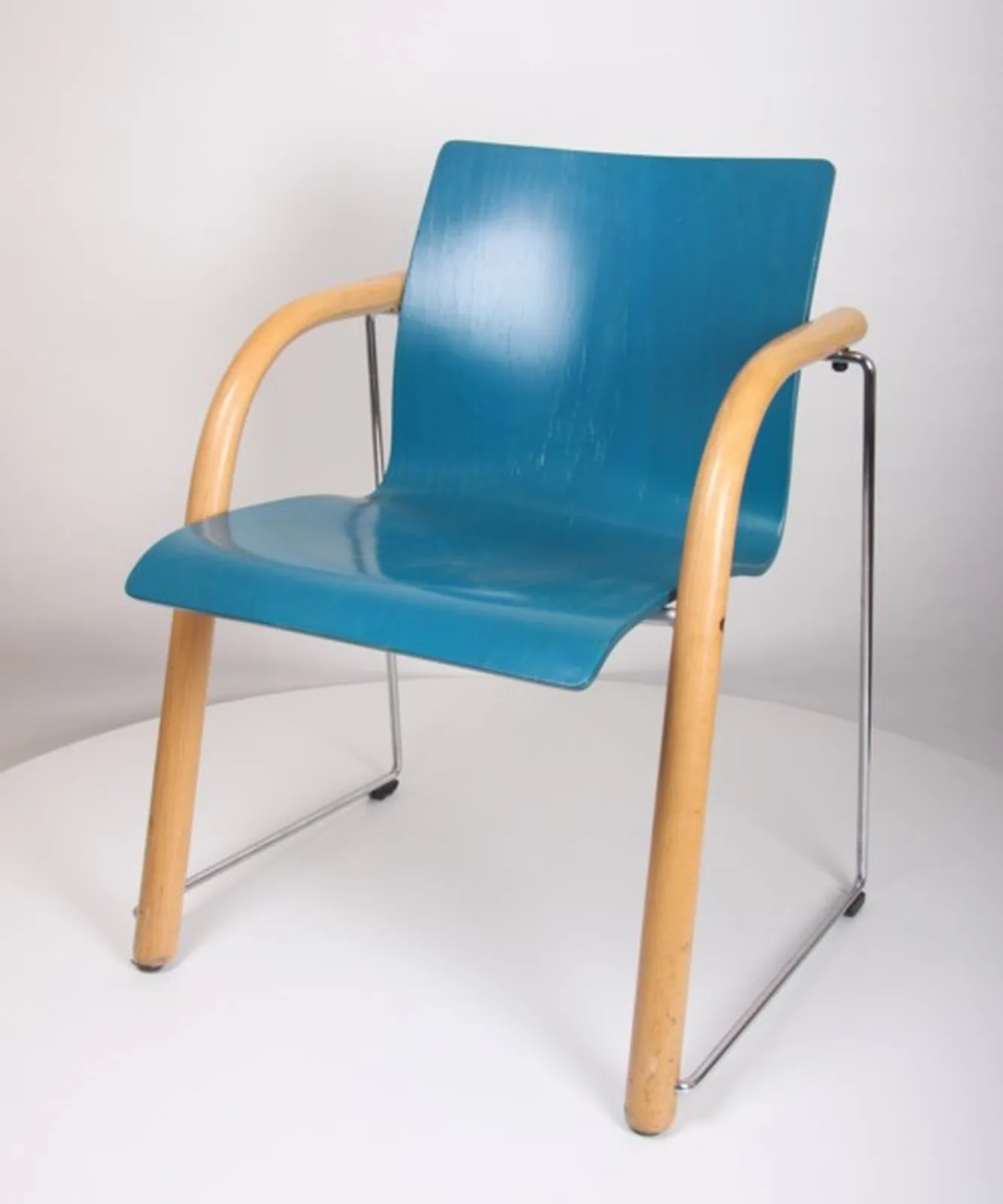 Thonet Formholz-Armlehnstuhl mit türkisblauer Schale Ansicht 1