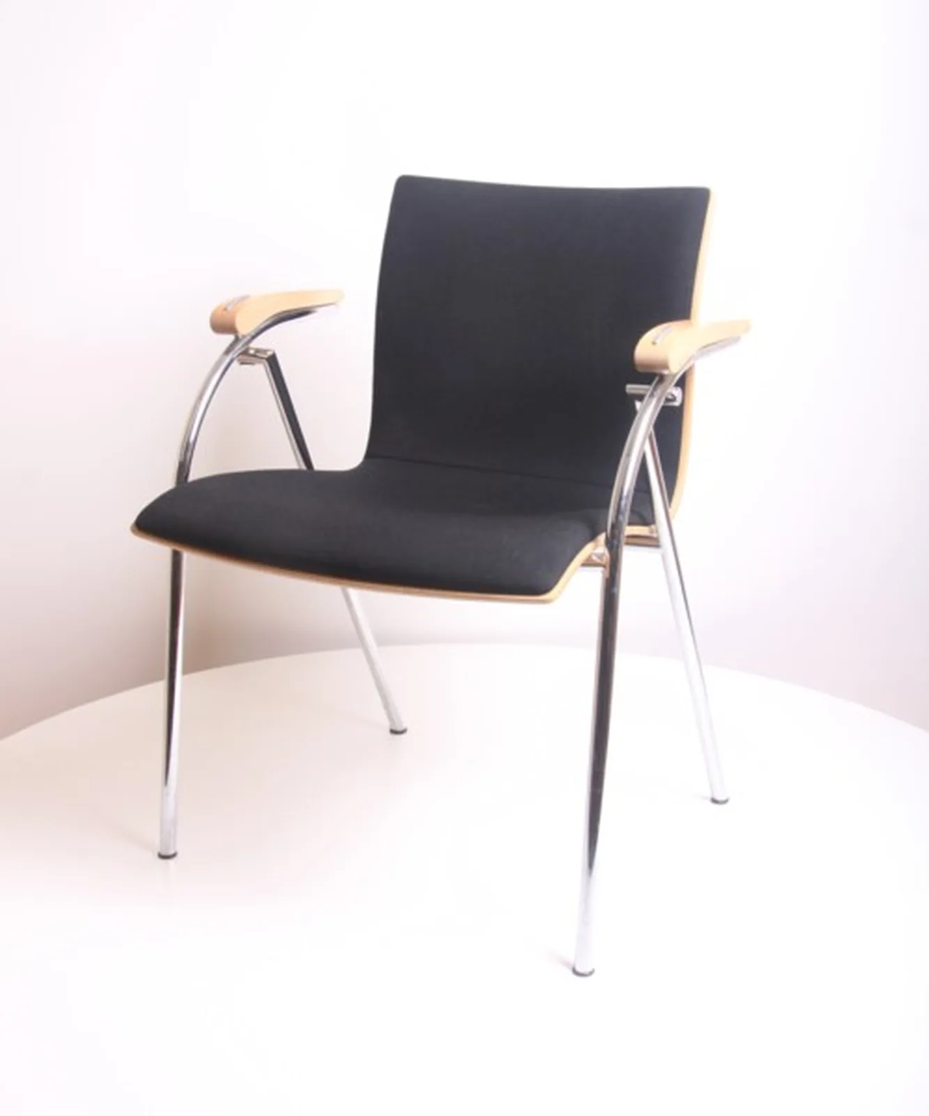 Thonet Armlehnstuhl mit schwarzem Polster Ansicht 1